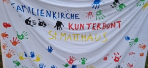 Banner der Familienkirche Kunterbunt in St. Matthäus