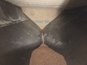 neuer Pelletsbunker mit Schrägwänden und Transportschnecke mittig